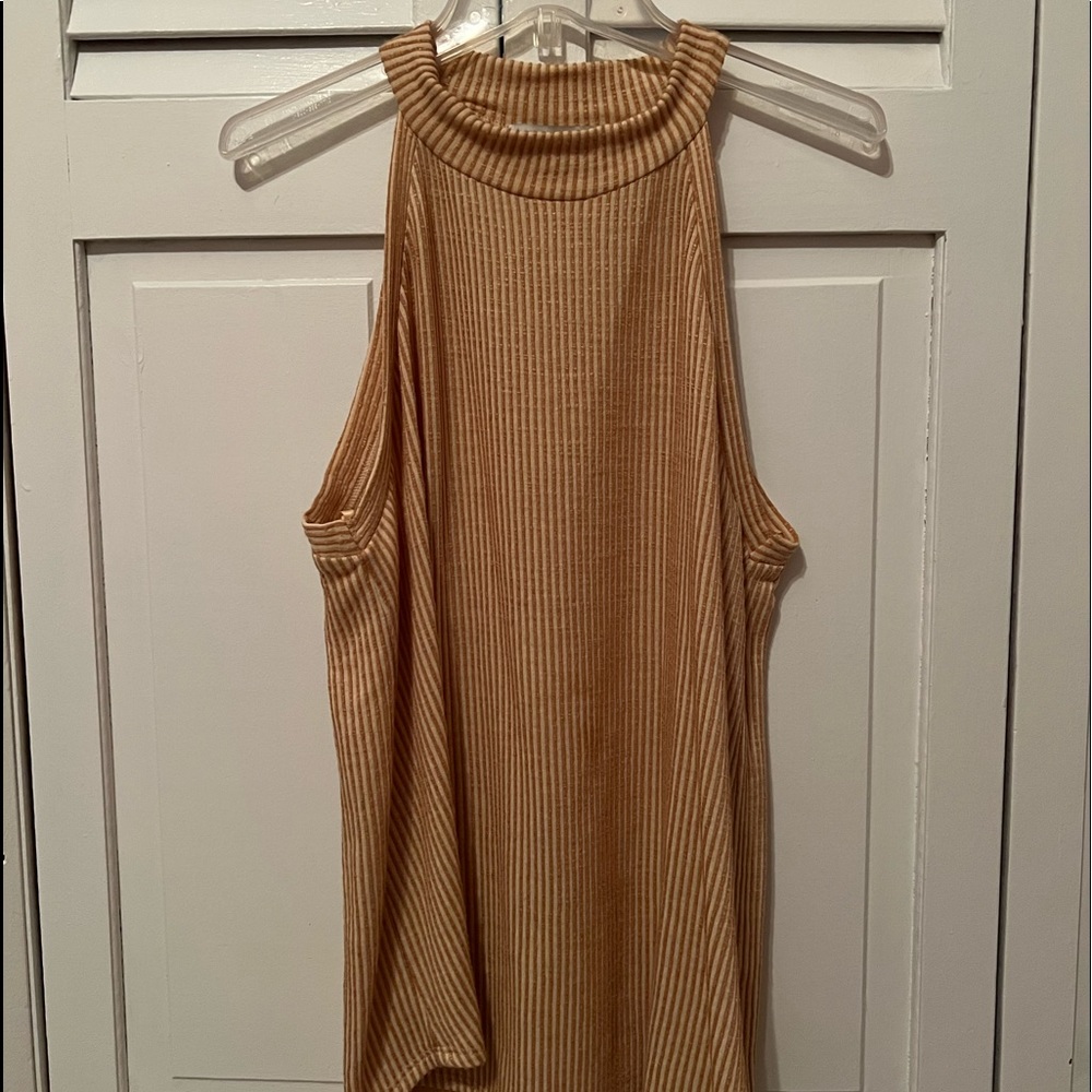 Striped tank top! 🧡